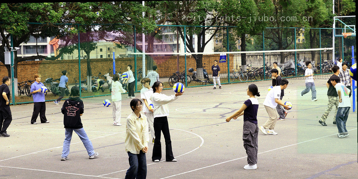 夜色中连成一片的居民楼窗灯，呈现温热而安静的街区气氛